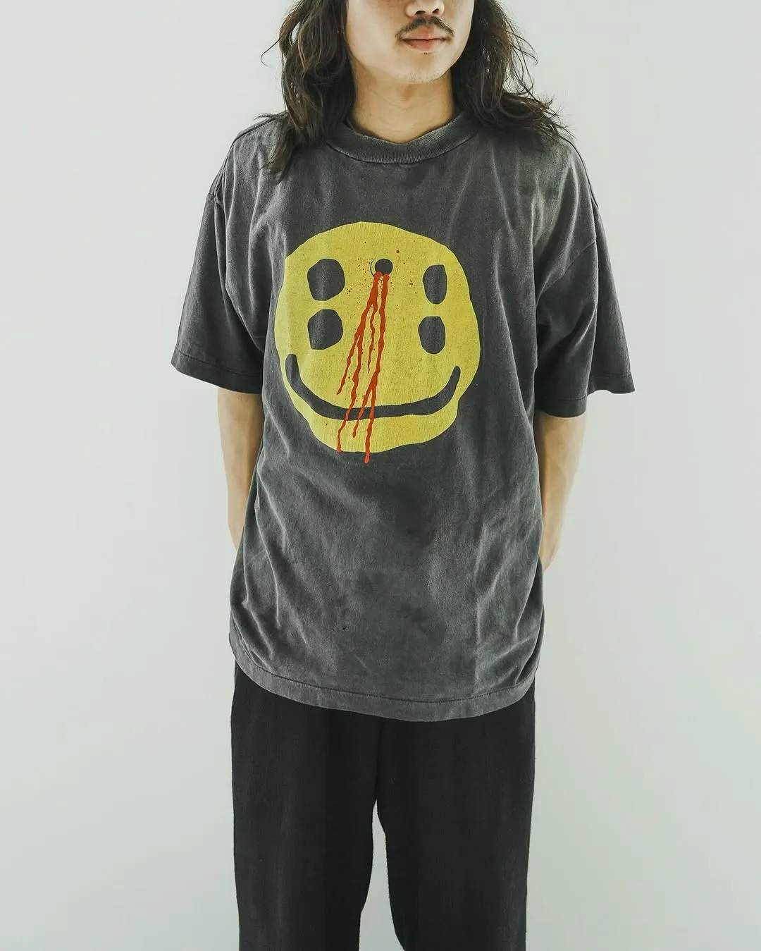 CACTUS PLANT FLEA MARKET x SAINT Mxxxxxx SMILE SS TEE/BLK CPFM co-branded model. Short-sleeved smiley face. Retro distressed TEE with four-eyed smile. Washed black S-XL. Look for the cylindrical fabric with no side seams. The open width is almost meaningless. Asut ready-made garments are dyed. The whole piece is sprayed and faded. The collar and cuffs are frayed. Many people hang it. Over-heavy work. Customized CPFM co-branded main mark/wash mark/with little angel for anti-counterfeiting